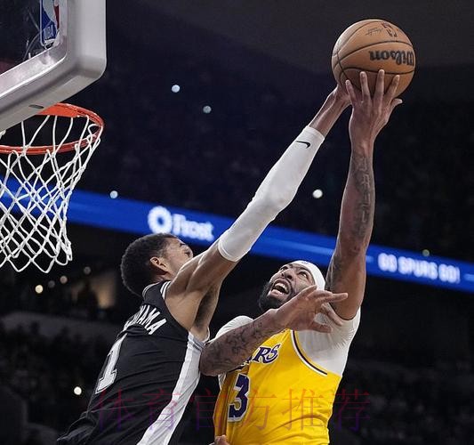 沃特斯上篮被帽 文班亚马暴扣得手